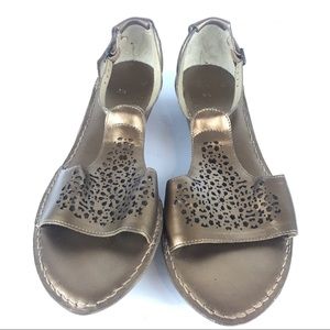 Clark’s Sandals Gold Cut-outs Buckle Strap 311.116